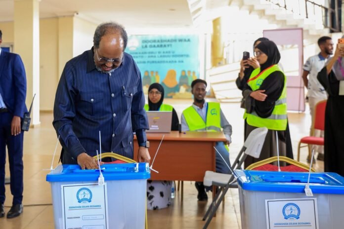 IMG_3540 Somali President Hassan Sheikh Mohamud casts his ballot during the December 25 elections.
