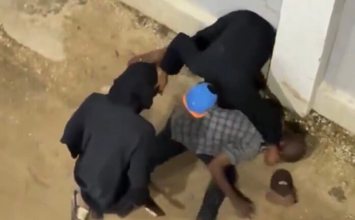 Panga Gang in Mombasa A Gang of Two wearing bui bui assaults a man as Coast police intensify efforts against criminal gangs.
