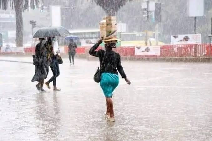 Kenya Met Flooded streets in Nairobi with vehicles and pedestrians navigating through rainwater.