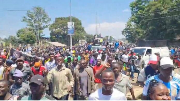 Thousands of Kakamega residents give Edwin Sifuna and his allies a thunderous reception at Amalemba Grounds ahead of the Linda Mwananchi rally, with police officers monitoring the crowd.