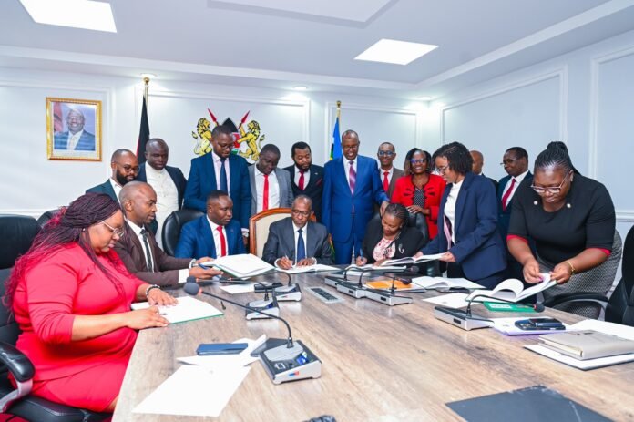 PS Mary Muthoni Health CS Aden Duale and PS Mary Muthoni signs the first-ever Collective Bargaining Agreement with the Kenya Union of Clinical Officers, marking a historic milestone for Kenya’s healthcare workers.