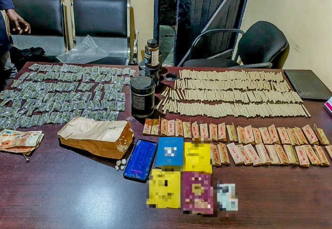 HCTln2SWQAAfhjp Police arrest foreign national in South B, Nairobi, after seizing cannabis rolls, sachets and suspected narcotics in apartment raid.
