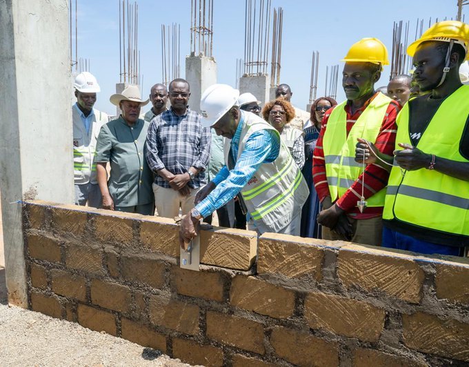 HDhnKS3WgAAQBmO President Ruto launches roads, housing, electricity and water projects in Western Kenya as he begins a five-day development tour.