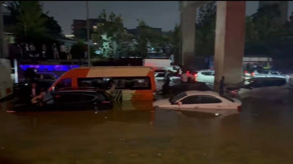 In some areas, drivers were trapped inside their cars as water levels rose rapidly, prompting emergency response teams and KDF personnel to move in overnight to help evacuate motorists and passengers from flooded sections