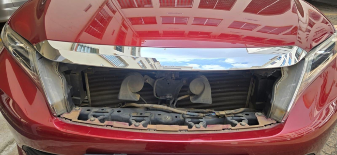 Two suspected thieves accused of stealing a car grille in traffic along Wangari Maathai Road in Nairobi were arrested after a dramatic police chase.