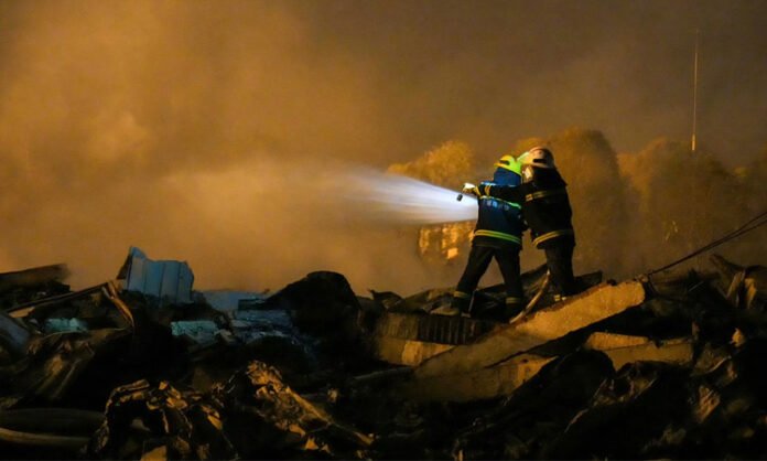 image-384216-1777950003 Rescue teams respond after a deadly fireworks factory explosion in Hunan