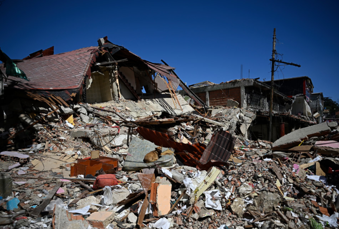 A powerful aftershock has shaken northern Venezuela days after twin earthquakes killed more than 1,700 people, as rescue efforts continue amid a worsening humanitarian crisis.