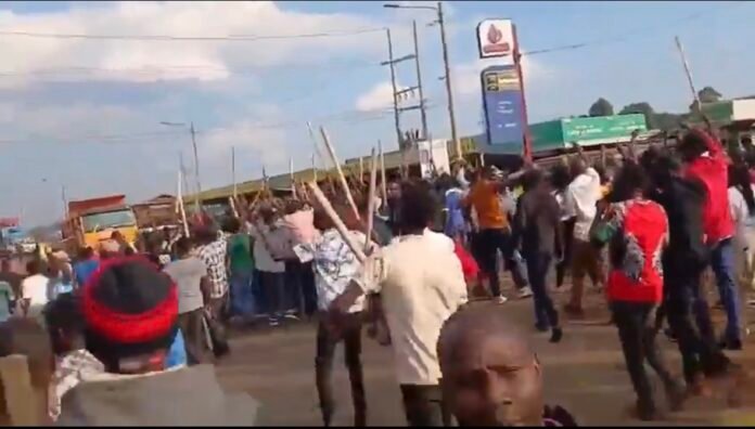 Goons in Kisii Opposition leaders say police failed to intervene as suspected goons attacked the Linda Mwananchi convoy in Kisii, disrupting a political rally and injuring several people.