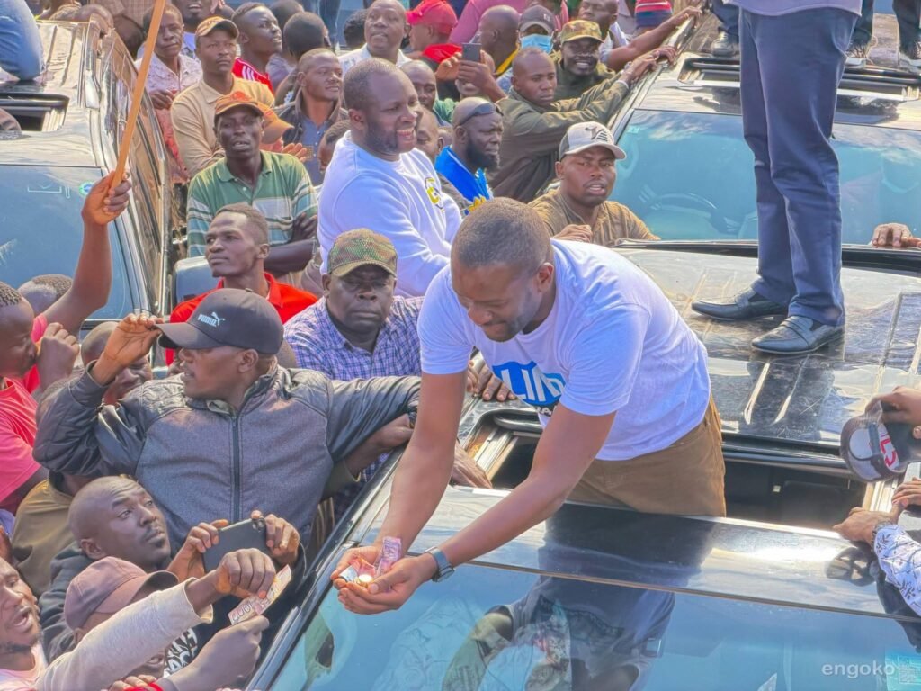 Edwin Sifuna received cash donations from supporters as tens of thousands attended the Linda Mwananchi homecoming rally in Bungoma.