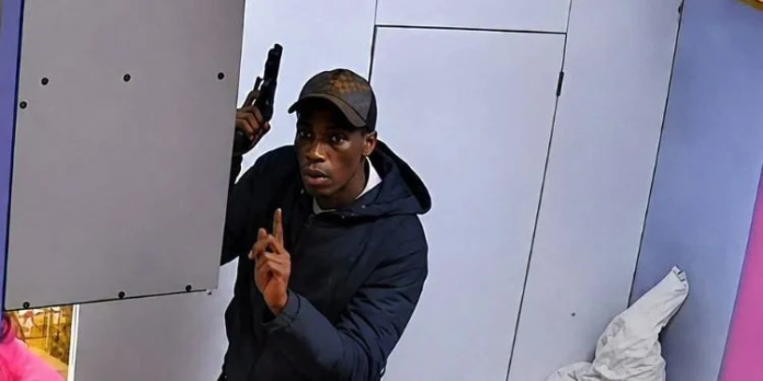 CCTV footage has captured the moment two armed robbers stormed a salon in Saika, Kasarani, robbing customers and staff in a brazen daylight attack that has renewed concerns over security in Nairobi.